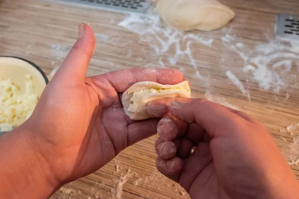 Αρσενικό Χέρια Κάνοντας Ζυμαρικά Τυρί — Φωτογραφία Αρχείου