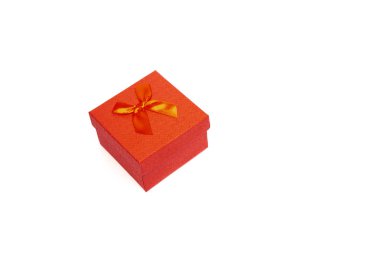 Beyaz arka plan üzerinde izole fiyonklu kırmızı hediye kutusu