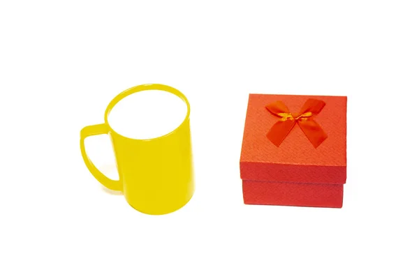Червона Подарункова Коробка Бантом Порожня Жовта Чашка Ізольована Білому Тлі — стокове фото