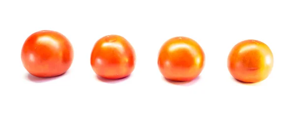 Rangée Tomates Mûres Rouges Sur Fond Blanc — Photo