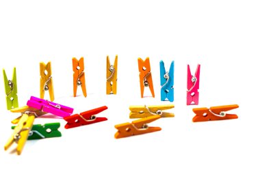 Beyaz arka plan üzerinde renkli clothespins görünümünü kapat