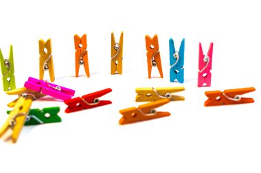 Beyaz arka plan üzerinde renkli clothespins görünümünü kapat