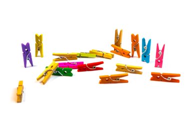 Beyaz arka plan üzerinde renkli clothespins görünümünü kapat