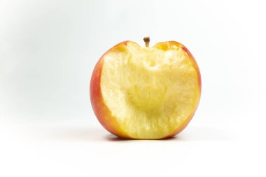 Beyaz arkaplanda elma çekirdeği