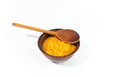 Beyaz arka plan üzerinde kahverengi kil kase kabak püresi