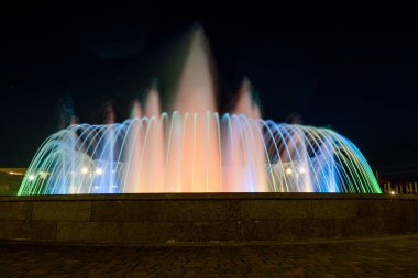 Gece aydınlatma ile Çeşme görünümünü kapat 