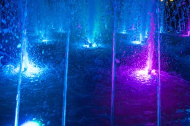 Gece aydınlatma ile Çeşme görünümünü kapat 