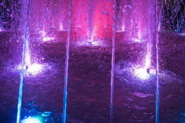 Gece aydınlatma ile Çeşme görünümünü kapat 