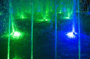 Gece aydınlatma ile Çeşme görünümünü kapat 