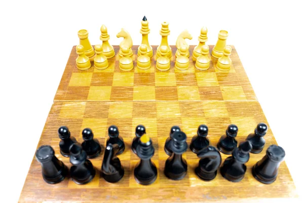 Schaakbord Met Zwarte Gele Schaakstukken Geïsoleerd Witte Achtergrond — Stockfoto