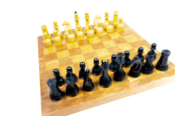 Шахова Дошка Чорно Жовтими Шаховими Фігурами Ізольовані Білому Тлі — стокове фото