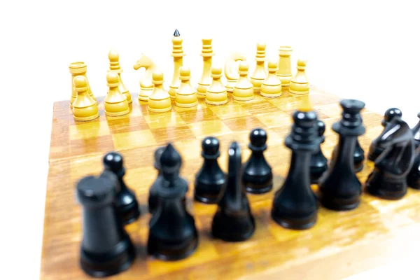Schachbrett Mit Schwarzen Und Gelben Schachfiguren Auf Weißem Hintergrund — Stockfoto