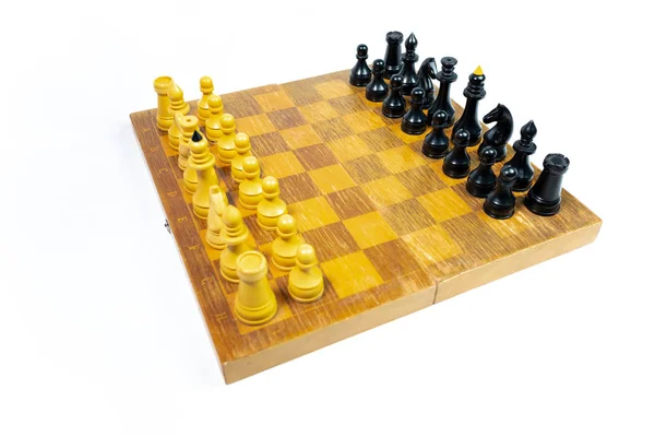 Шахова Дошка Чорно Жовтими Шаховими Фігурами Ізольовані Білому Тлі — стокове фото