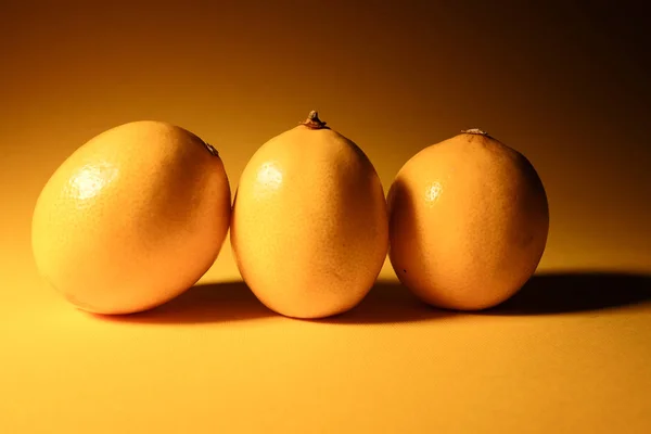 Gyönyörű Sárga Citromok Ízletes Citrusfélék Sárga Háttér — Stock Fotó