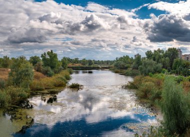 gün batımı sırasında Nehri üzerinde karanlık fırtınalı bulutlar