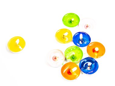 Küçük yanan mumlar beyaz arka plan üzerinde renkli