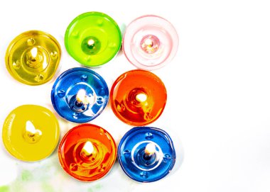 Küçük yanan mumlar beyaz arka plan üzerinde renkli