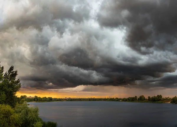 Темні Штормові Хмари Над Озером Під Час Заходу Сонця — стокове фото