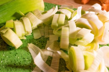 Yeşil kesme tahtası üzerinde taze kereviz parçaları