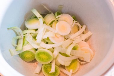 Beyaz kase taze kereviz parçaları