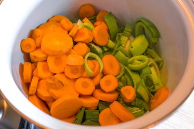 tavada kesilerek taze sebze görünümü kapatın