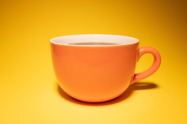 Turuncu sarı arka plan bardakta çay