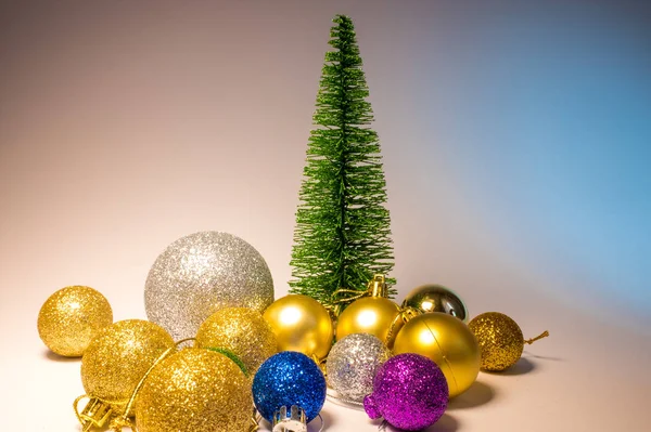 Weihnachtsbaumspielzeug Und Christbaumkugeln Auf Farbigem Hintergrund — Stockfoto