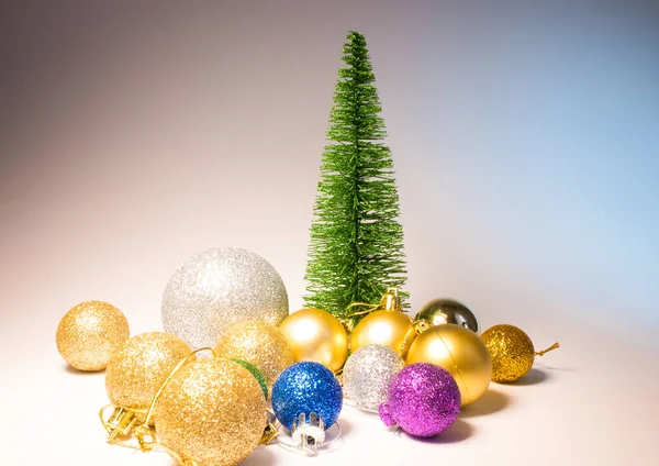 Juguete Árbol Navidad Adornos Sobre Fondo Color — Foto de Stock