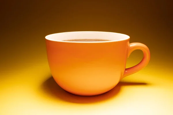 Чай Оранжевой Чашке Желтом Фоне — стоковое фото