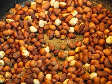 bir tavada kavrulmuş fıstık