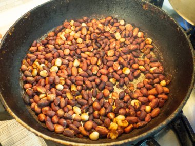 bir tavada kavrulmuş fıstık