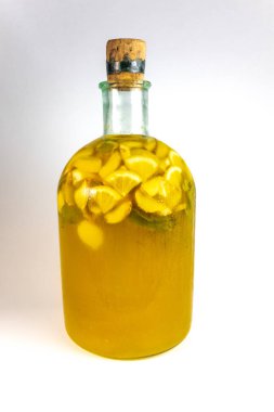 Eski şişe beyaz arka plan üzerinde izole limon içecek