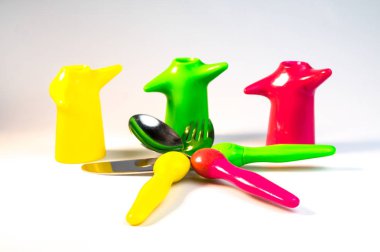 İçin kids ışık arka plan üzerinde renkli mutfak gereçleri