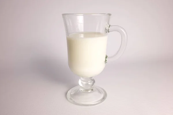 Vaso Leche Vidrio Transparente Sobre Fondo Blanco — Foto de Stock