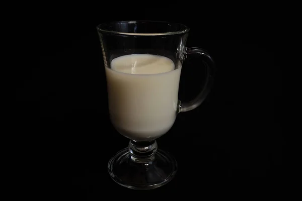 黑色背景上透明玻璃中的牛奶杯 — 图库照片
