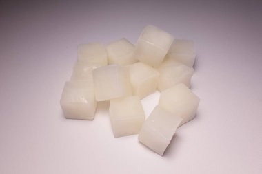 bir sürü beyaz buz küpleri