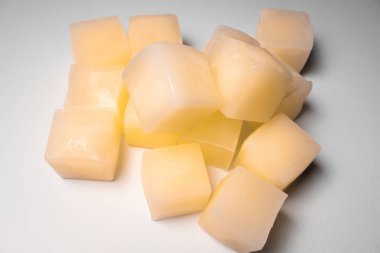 bir sürü beyaz buz küpleri