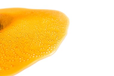 Turuncu İçecek beyaz arka plan üzerinde izole kabarcıkları ile