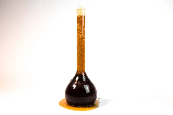 テスト チューブ 黒発泡酒で黒い輝く液体 — ストック写真