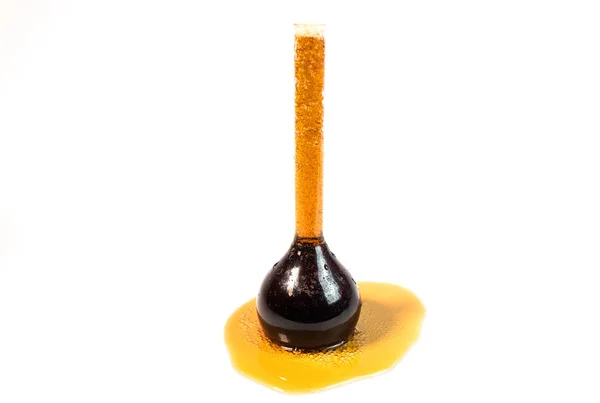 テスト チューブ 黒発泡酒で黒い輝く液体 — ストック写真