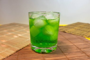 Meyve içki buz küpleri ile bardak  