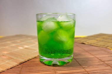 Meyve içki buz küpleri ile bardak  