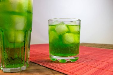 buz küpleri ile meyve içecekler bardak  