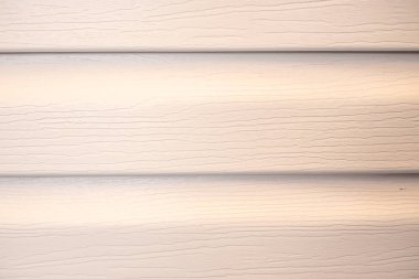 Uzun paralel yatay ayrıntılarla yeni bej dış cephe duvar parçası  