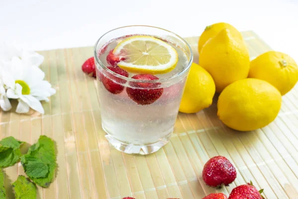 Delicious Homemade Lemonade Lemons Strawberries — Stock Photo, Image