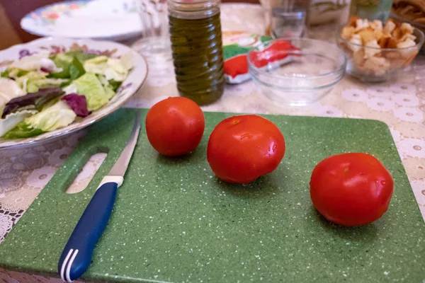 Deliciosos Tomates Vermelhos Cortando Tomates — Fotografia de Stock