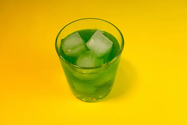 Copo Bebida Frutas Com Cubos Gelo Fundo Amarelo — Fotografia de Stock