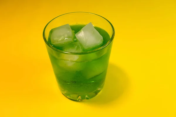 Vaso Bebida Frutas Con Hielo Sobre Fondo Amarillo — Foto de Stock