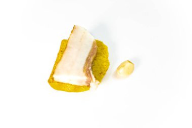 Ekmek dilimlenmiş domuz yağı ile görünümünü kapatın ve beyaz arka plan üzerinde diş sarımsak