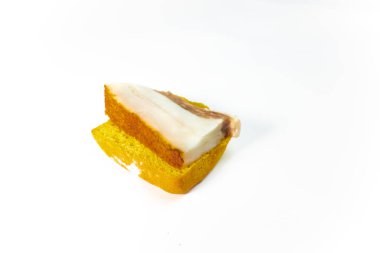 Ekmek dilimlenmiş domuz yağı ile bakış beyaz arka plan üzerinde kapatın